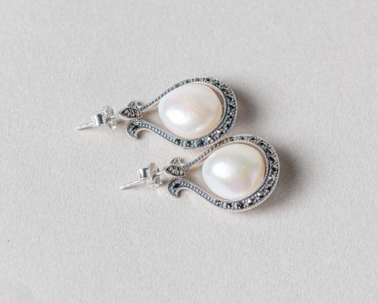 Pendientes Marsella realizados a mano en plata con marcasitas y perla de agua dulce.