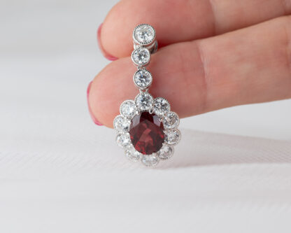 Pendientes Diana Granate Largo